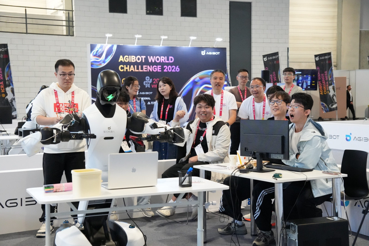Participants tested and debugged robots in different tasks.PNG