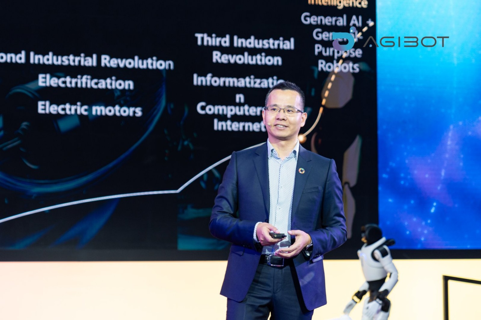 AGIBOT Showcases Humanoid...