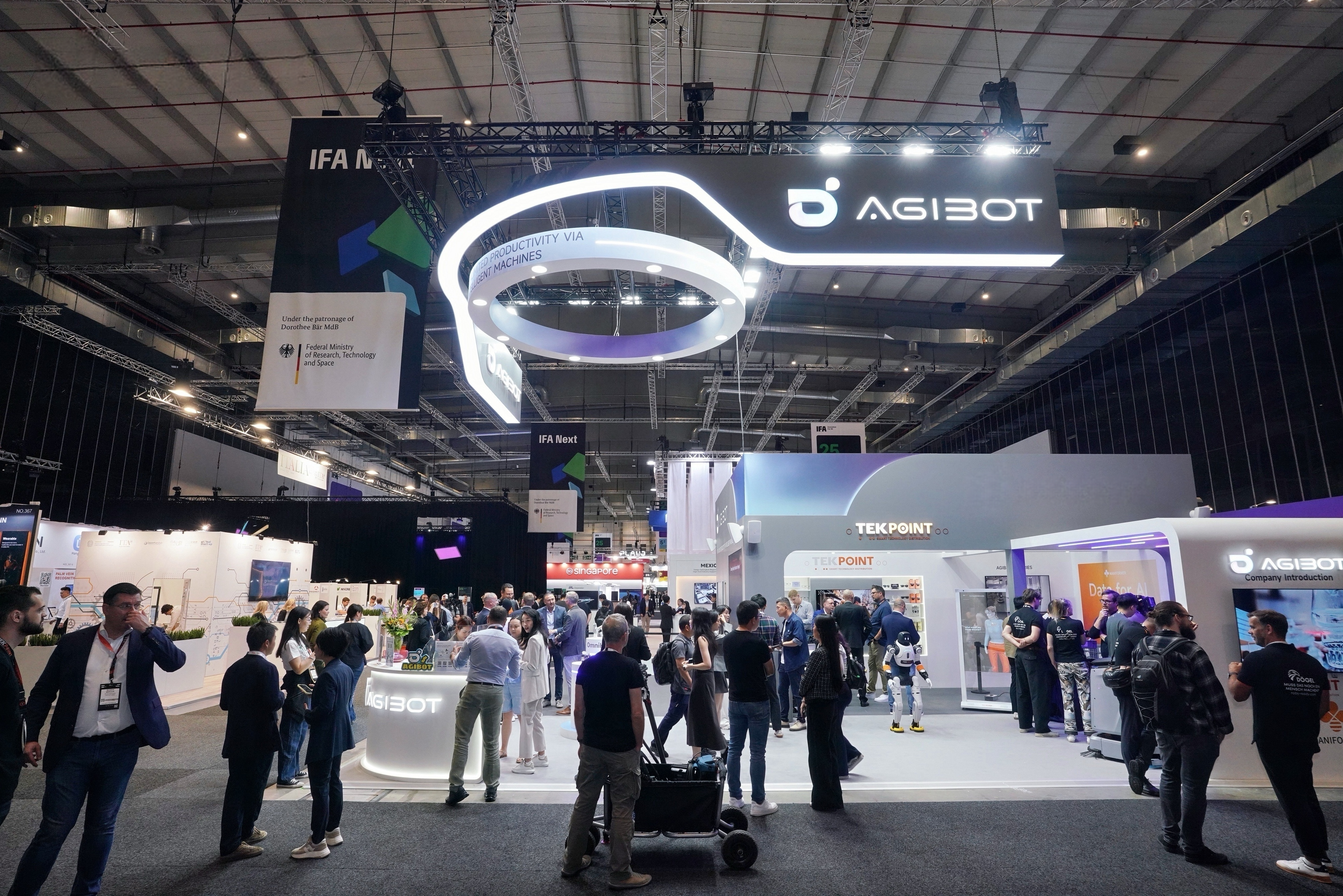AGIBOT Showcases Embodied...