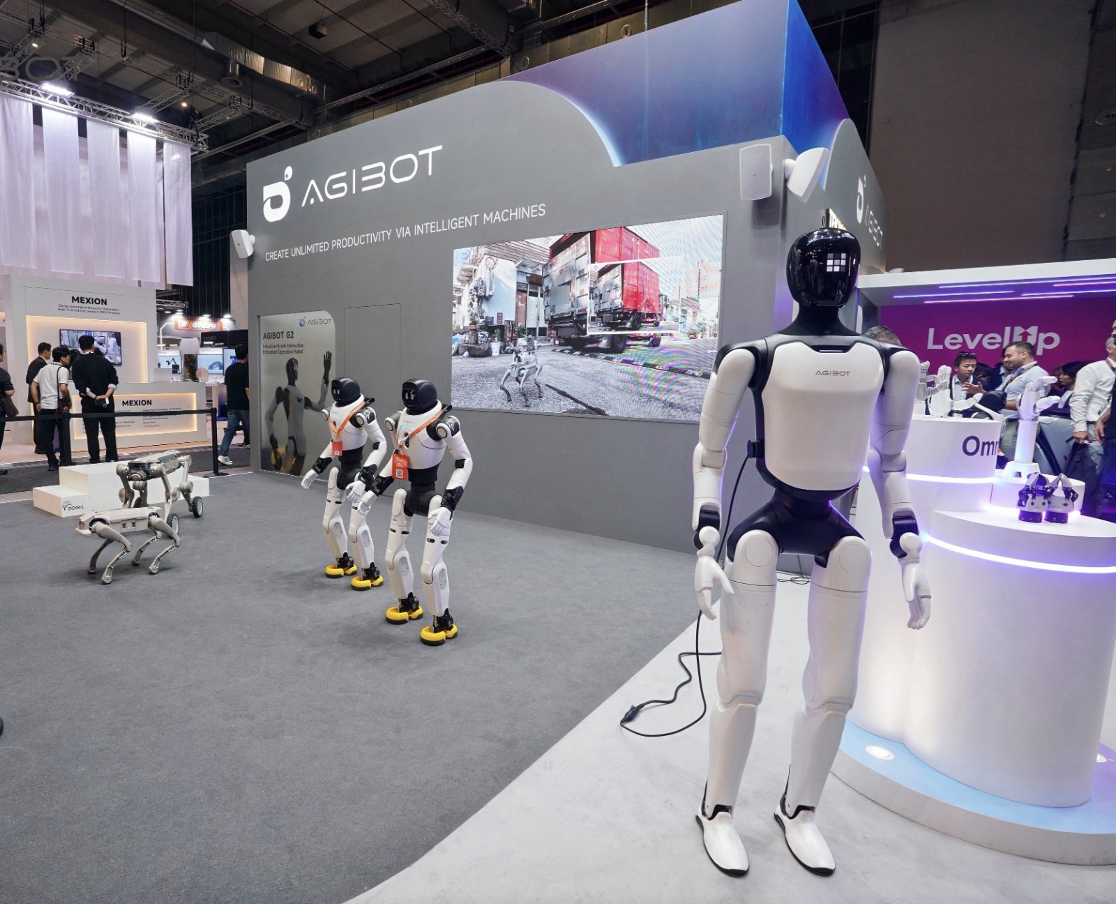AGIBOT Showcases Embodied...